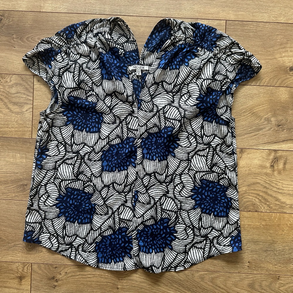 NIC+ZOE Petal Bloom Top | Blue Floral | Flutter Sleeve | Size Medium